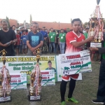 SANG JUARA: Gus Muhdlor menyerahkan piala dan hadiah kepada para pemenang Turnamen Sepakbola Perseka Muda, Minggu (17/11).