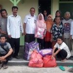 Kepala Dinsos Pacitan Sunaryo bersama Kabid Rehabilitasi Sosial Sukawati, di sela-sela kegiatan pemberian bantuan. 