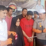 Pelaku dihadirkan saat pers rilis di Mapolres Sampang.