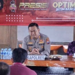 Kapolres Kediri AKBP Agung Setyo Nugroho saat mendengar curhatan masyarakat. Foto: Ist.