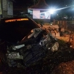 Bagian depan mobil mengalami kerusakan parah usai ditabrak kereta api.