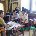 Perwakilan massa aksi saat bertemu pihak Pemkab Jombang. foto: RONY S/ BANGSAONLINE