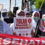 Tenaga kesehatan di Pamekasan saat melakukan aksi damai di depan kantor DPRD untuk menolak RUU Kesehatan.