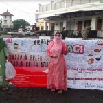 Ibu-ibu warga Perumahan Pesanggrahan Pratama foto bersama warga sekitar.