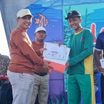 Wakil Wali Kota Pasuruan Adi Wibowo saat menyerahkan hadiah kepada para juara lomba mancing. 