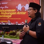 Anggota KPU Jatim Divisi Sosdiklih dan Parmas, Gogot Cahyo Baskoro, saat memberikan materi.