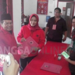 Seorang diri Masud Yunus mengambil formulir pendaftaran untuk running dalam Pilwali Kota Mojokerto 2018 mendatang. foto: YUDI EP/ BANGSAONLINE