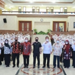 Sekdaprov Jatim Adhy Karyono foto bersama CPNS peserta Latsar Golongan II Angkatan XXIV, XXV, XXVI Tahun 2022 BPSDM Prov. Jatim.