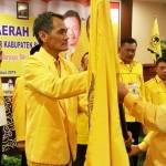 PIMPIN LAGI: Warih Andono (kanan) menerima pataka Partai Golkar dari Sekretaris DPD I Partai Golkar Jatim Gesang Budiarso, usai terpilih aklamasi sebagai Ketua DPD II Partai Golkar Sidoarjo di Musda IX, di Hotel Halogen, Sedati, Rabu (3/8) malam. foto istimewa