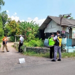 Petugas Dinas PU Bina Marga Kabupaten Pasuruan saat meninjau Jembatan Ngingas di Gempol.