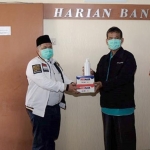 Ketua Umum DPW PKS Jatim, Irwan Setiawan menyerahkan bantuan masker dan hand sanitizer yang diterima Pemimpin Redaksi HARIAN BANGSA, Nur Syaifuddin saat berkunjung ke redaksi HARIAN BANGSA. Ia didampingi Sekretaris Umum DPW PKS Jatim yang juga anggota DPRD Jatim, Lilik Hendarwati dan Bistanul Arifin, Wakil Ketua Genta Covid-19 PKS Jatimfoto: DIDI ROSADI/ HARIAN BANGSA