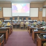 Rapat kerja pimpinan DPRD Gresik dengan APH, Kepala OPD, dan AKD.  foto: SYUHUD/ BANGSAONLINE