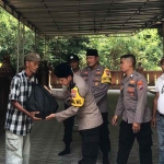 Pemberian paket sembako yang dilakukan petugas dari Polsek Dlanggu.