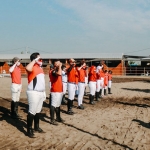 Belasan atlet berkuda Sidoarjo menggelar upacara bendera 17 Agustus di arena Yussar Stable and Riding Club, Desa Kalidawir, Kecamatan Tanggulangin, Sidoarjo, Selasa (17/8/2021) kemarin. (foto: ist)