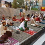 Jemaah yang mengikuti salat Idul Adha harus jaga jarak. 