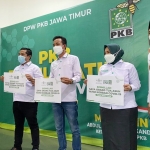 Bertepatan dengan 10 Muharam, Fraksi PKB DPRD Jatim urunan membantu anak-anak yatim piatu yang orangtuanya meninggal karena Covid-19. foto: DIDI ROSADI/BANGSAONLINE