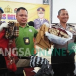 AKP Norman Wahyu Hidayat, Kasatreskrim Polres Jombang menunjukkan barang bukti kasus pencabulan guru ngaji kepada santrinya, Kamis (28/9/2017). foto: ROMZA/ BANGSAONLINE