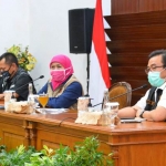 Gubernur Jawa Timur Khofifah Indar Parawansa saat konferensi pers di Gedung Negara Grahadi Surabaya. foto: ist/ bangsaonline.com