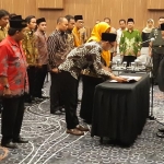 TEKEN INTEGRITAS: Pelantikan PPK Pilbup Sidoarjo 2020, di Hotel Aston KNV, Sabtu (29/2). foto: MUSTAIN/ BANGSAONLINE