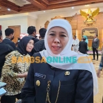 Gubernur Jawa Timur, Khofifah Indar Parawansa, saat memberi keterangan kepada awak media. Foto: DEVI FITRI AFRIYANTI/BANGSAONLINE