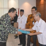 Sekda Tuban Budi Wiyana memberikan SK Pensiun kepada ASN purna tugas.