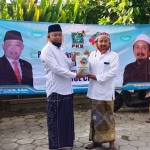 Syafiuddin Asmoro saat memberikan bantuan sembako kepada pengurus Pondok Pesantren Nurul Kholil Bangkalan secara simbolis.