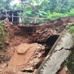 Kondisi jembatan Batang yang putus total tak bisa dilewati. foto: istimewa