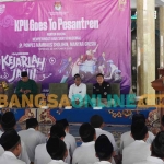 Komisioner KPU Gresik, Makmun, saat memberikan pendidikan pemilu kepada santri di Ponpes Mambaus Sholihin. Foto: SYUHUD/BANGSAONLINE