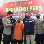 Kapolres Mojokerto Kota, AKBP Rofiq Ripto Himawan, saat menginterogasi pelaku yang tega mencelakakan istrinya dengan racun tikus.