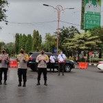 Kapolresta Sidoarjo Kombes Pol. Kusumo Wahyu Bintoro turun langsung di Bundaran Taman Pinang Indah, untuk memimpin mengheningkan cipta bersama warga Sidoarjo.