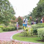 Beberapa murid TK dan orang tuanya saat berada di Taman Brantas Kota Kediri. Foto: Ist.