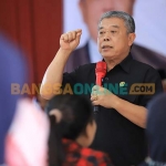 Ketua DPD PDIP Jatim, Kusnadi, saat berpidato. Foto: HERMAN SUBAGYO/BANGSAONLINE.