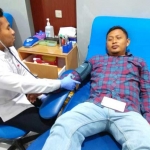 Salah seorang pendonor saat donor di kantor PMI Kota Kediri. foto: ARIF K/ BANGSAONLINE