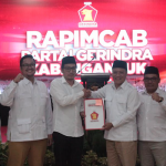 Penyerahan surat rekomendasi DPP Partai Gerindra diberikan dari perwakilan DPD Partai Gerindra Jawa Timur kepada Gus Ibin