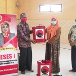 Wakil Ketua DPRD dari Fraksi PDI Perjuangan Hj. Setia Pudji Lestari, S.E., M.Si., saat menyerahkan bantuan alat penyemprot disinfektan kepada Kades Kedungmaling.