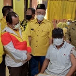 Ketua DPD Golkar Sarmuji, Bupati Gus Yani, Ketua Golkar Gresik Nurhamim, Ketua Fraksi DPRD Jatim Qodrat Sunyoto saat menghadiri vaksinasi di Kantor DPD Golkar Gresik. (foto: SYUHUD/ BANGSAONLINE)