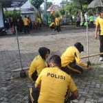 Kapolres Jombang, AKBP Moh Nurhidayat saat kerja bakti di Kantor PWI Jombang.

