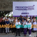 Bunda Fey (pegang mik) dan Regina saat dideklarasikan di Memorial Park, Kota Kediri. Foto: MUJI HARJITA/BANGSAONLINE