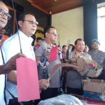 Kapolda Jatim Irjen Pol Drs. Luki Hermawan menggelar jumpa pers di depan lobbi gedung Tribrata, Mapolda Jatim, Senin (27/5).