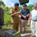 Bupati Sumenep, Achmad Fauzi, saat melepas daun kelor yang diberangkatkan ke Cina.