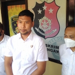 Kasatreskrim Polres Ngawi, AKP. Agung Joko Haryono, saat memberikan keterangan kepada wartawan BANGSAONLINE.com