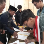 Penandatanganan MoU Pilkada Sidoarjo Damai oleh Panwascam Sidoarjo