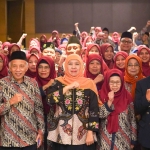 Khofifah Indar Parawansa foto bersama dengan pengurus Yayasan Taman Pendidikan  Khadijah, Senin (20/5/2024). Foto: bangsaonline. 