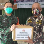 Dandim 0817/Gresik Letkol Inf Taufik menyerahkan bingkisan. foto: ist.