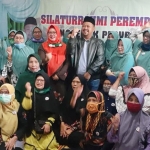 Bakal paslon Fandi Akhmad Yani - Aminatun Habibah (Niat) bersama emak-emak di Menganti usai deklarasi. foto: ist.