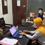 Mucikari S saat diinterogasi di ruang pengaduan Polres Pamekasan.