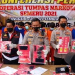 Petugas saat konferensi pers pemberantasan narkoba di Jombang