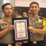 AKBP Dr. Muhammad Arsal Sahban S.H., S.I.K Kapolres Lumajang saat mendampingi Brigadir Dhanos Kradeka mendapat penghargaan dari Kapolda Jatim.