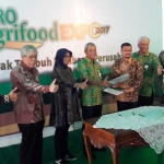 Sekda Gresik Kng.Djoko Sulistio Hadi(kiri) bersama jajaran komisaris PT. PI, PT. PG dan Deputi BPPT saat pembukaan PAE 2017. foto: syuhud/ bangsaonline