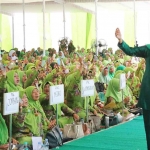 Gubernur Khofifah saat memimpin langsung lantunan sholawat jibril, sholawat asyghil, maupun sholawat Thibbil Qulub di Alun-Alun Jombang.